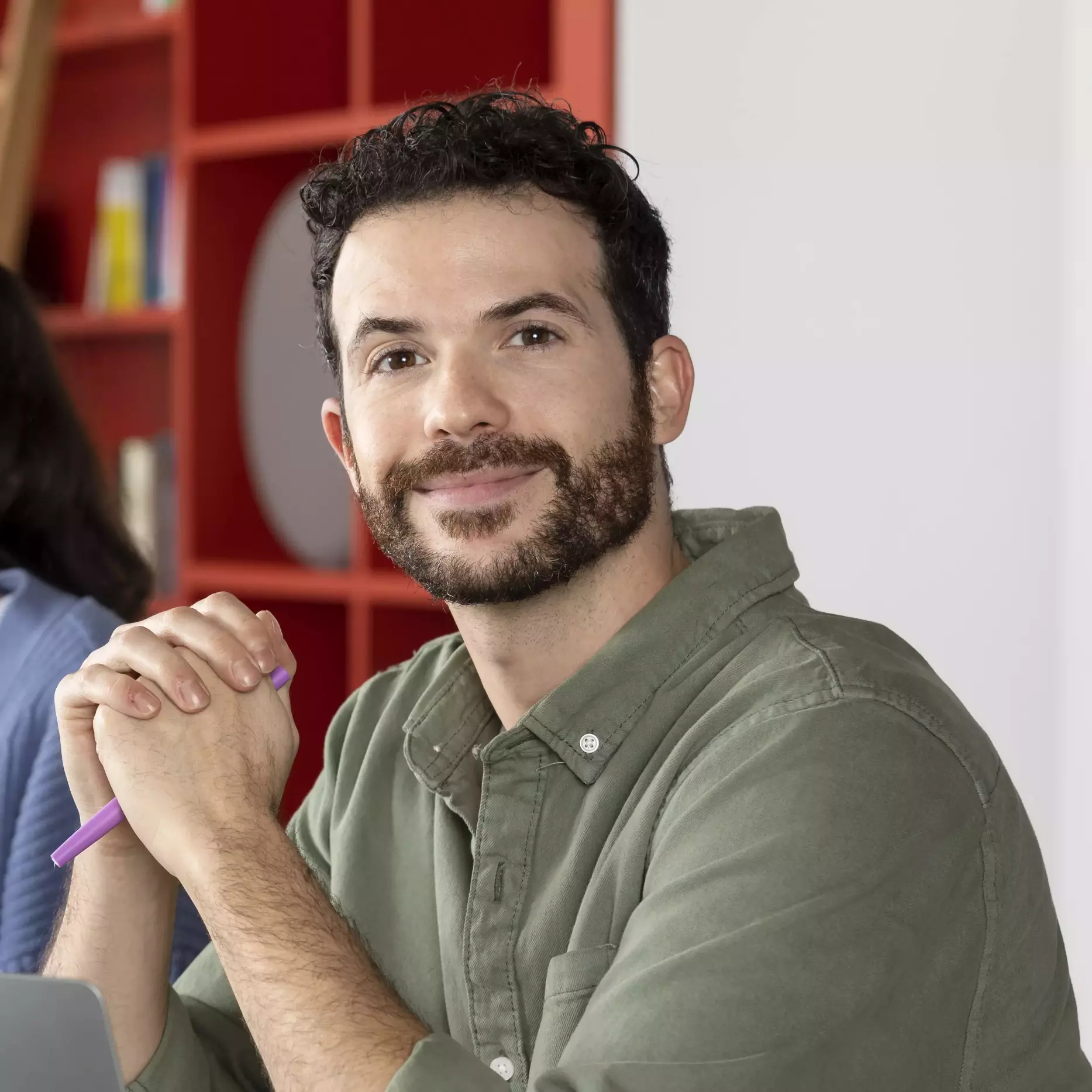 grupo de trabajo y un representante de la empresa con su imagen de frente y sonriendo.